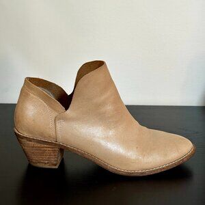 Kelsie Dagger Ankle Boots, size 9 taupe